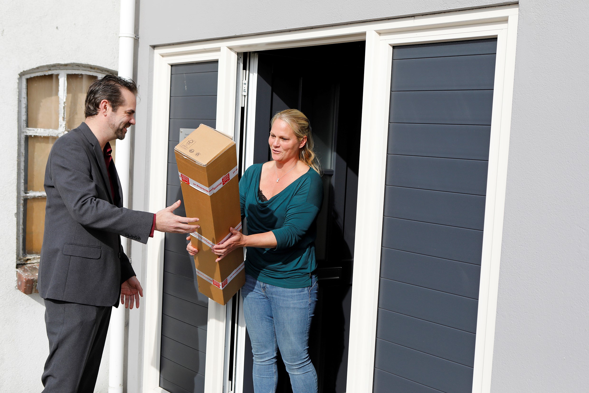 Foto: Wethouder Chris Hottentot overhandigd een energiebox aan een inwoner 