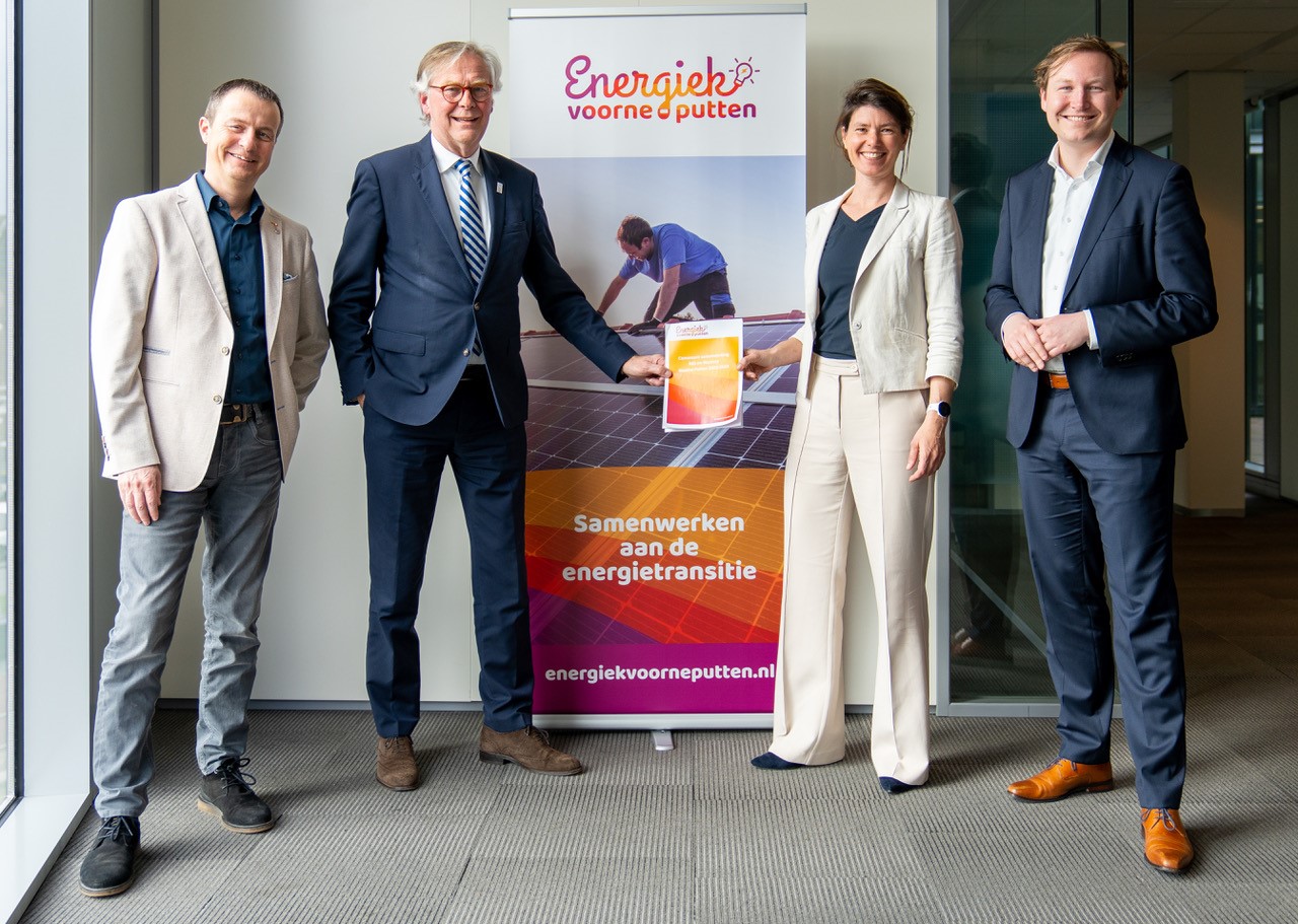 Wethouders Peter Schop (Hellevoetsluis), André Schoon (Brielle), Lies van der Pol (Westvoorne) en Igor Bal (Nissewaard) tijdens de ondertekening van het convenant (van links naar rechts)