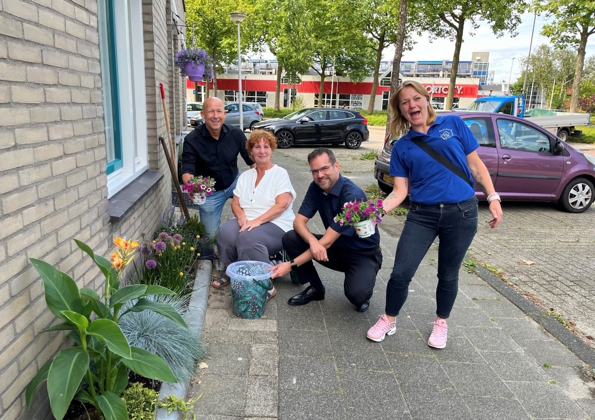 Wethouders Hottentot en Mijnans openen de eerste geveltuinen op de Herfstakker samen met de inwoners.