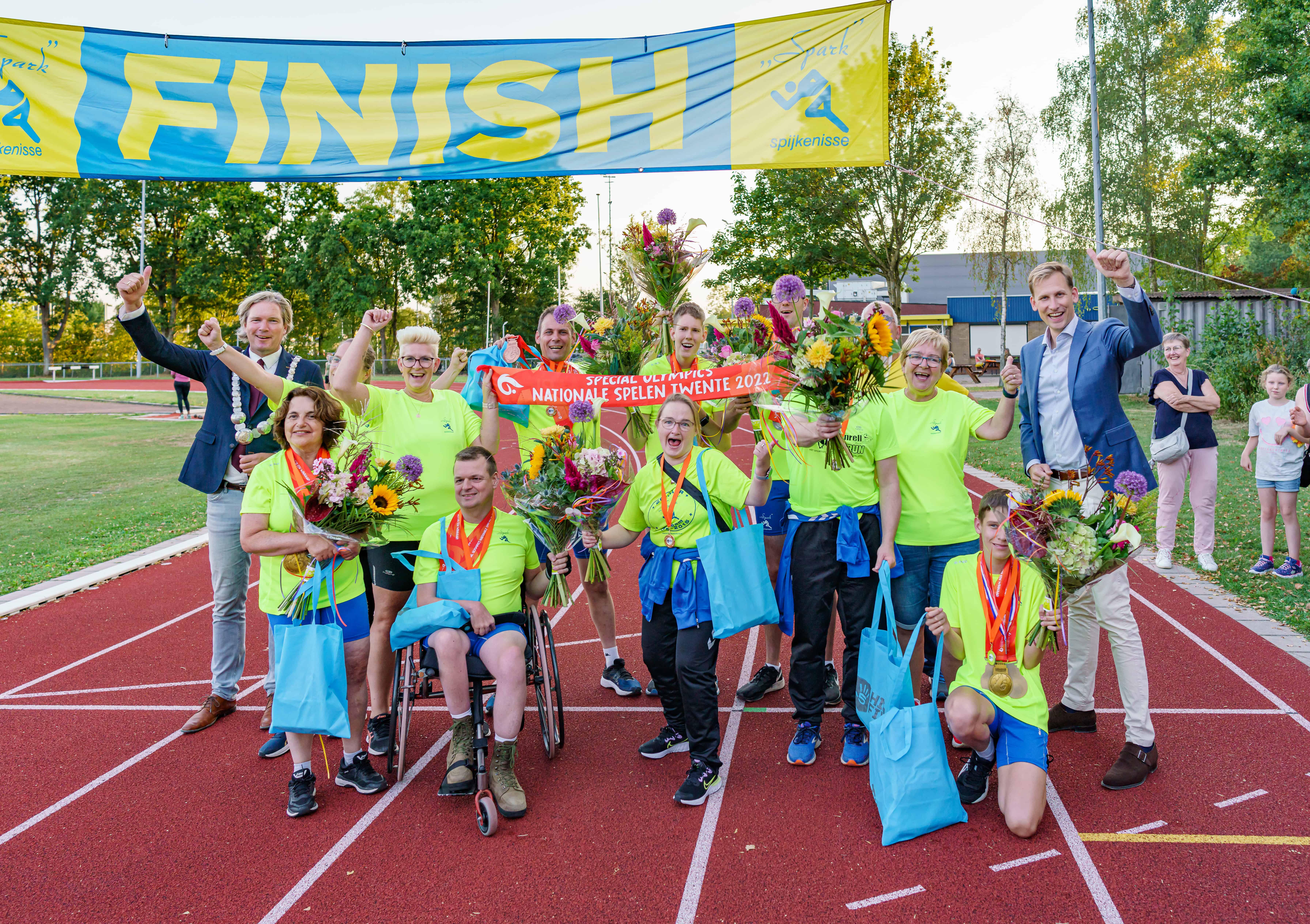 Foto-Ok.nl: Burgemeester Foort van Oosten en wethouder Jeroen Postma met de medaillewinnaars G-team Spark