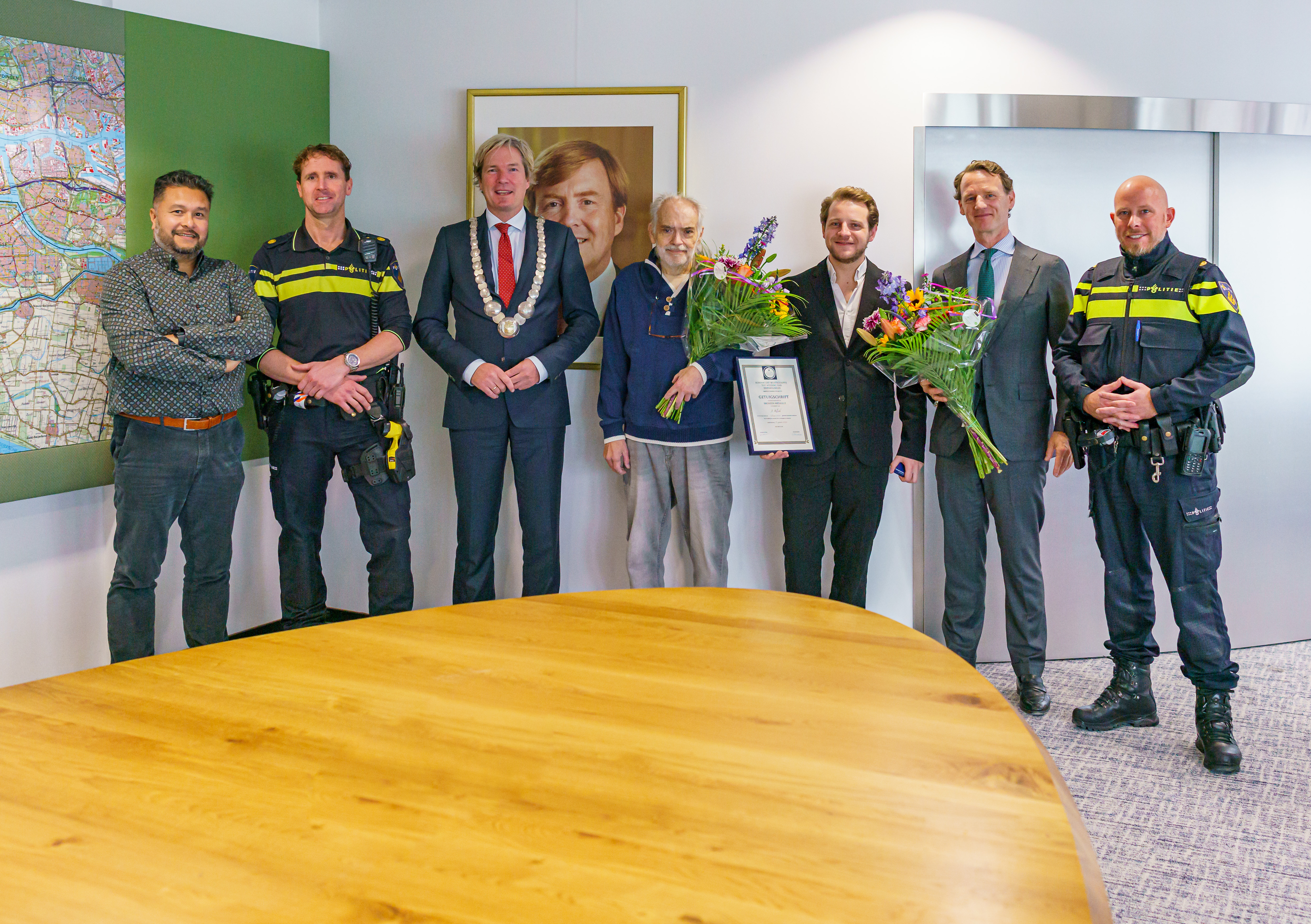 Op de foto van links naar rechts: Patrick Bastiaans (teamchef politie), Peter Dalen (politieagent), burgemeester Foort van Oosten, Eddy Hak, Jeroen Klink, Joost Gunning (bestuurslid Maatschappij tot redding van drenkeling) en Boy Rijnders (OSA)