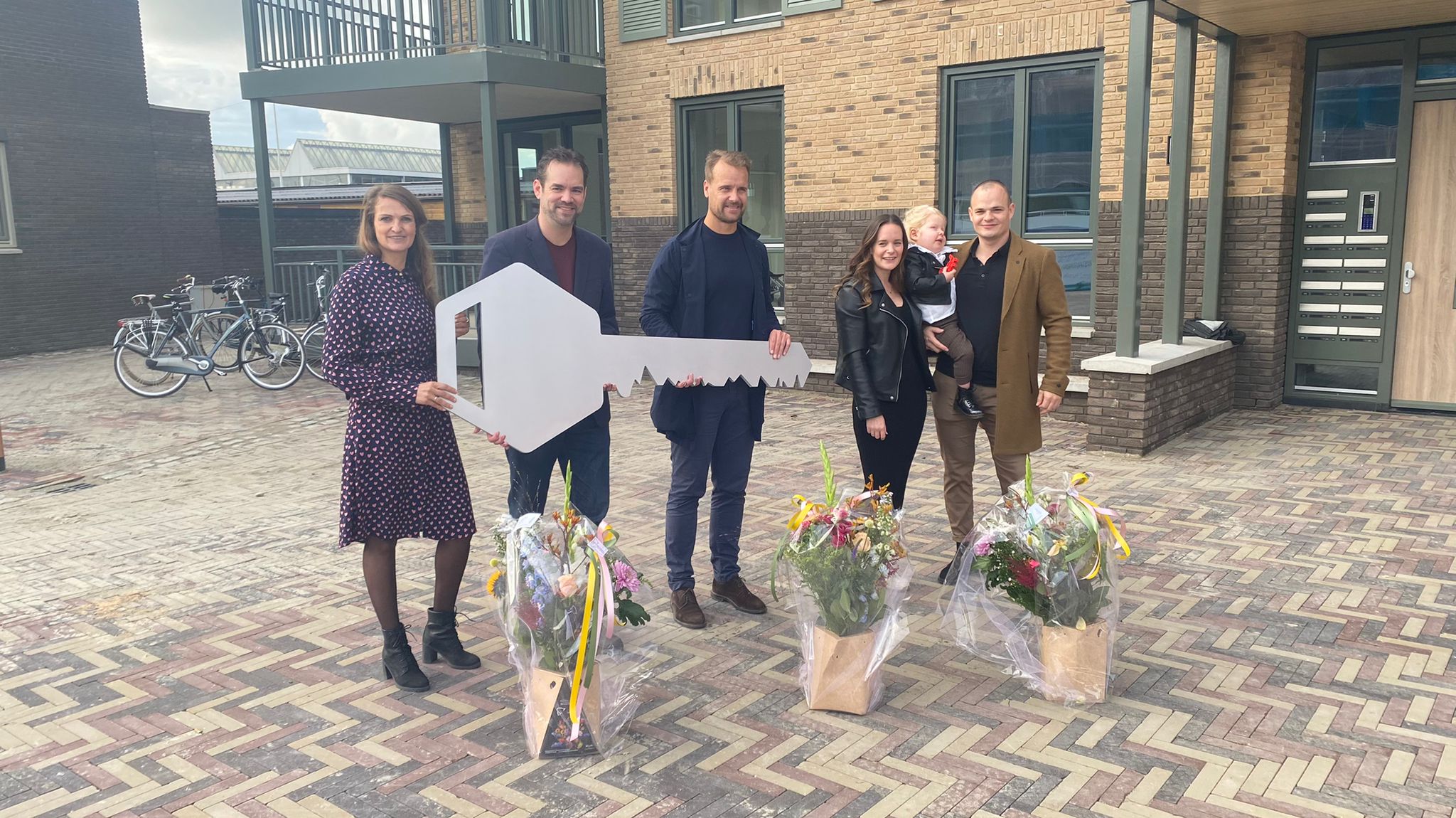 Officiële sleuteluitreiking Veerkade met wethouders Martijn Hamerslag en Chris Hottentot