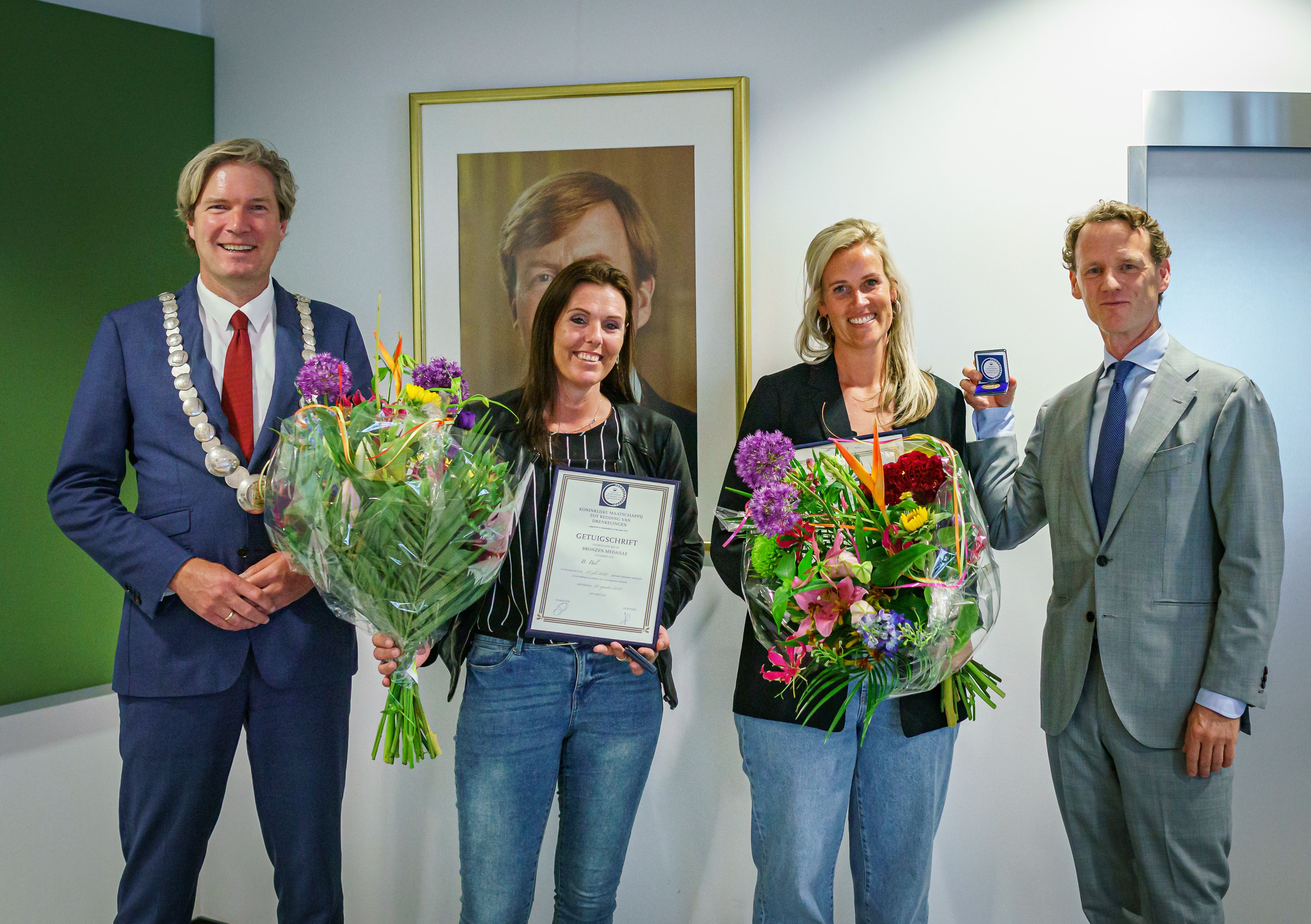 Fotograaf: foto-ok.nl. Foto van burgemeester Van Oosten, mevrouw Bal en mevrouw Bakelaar - uitreiking oorkonde