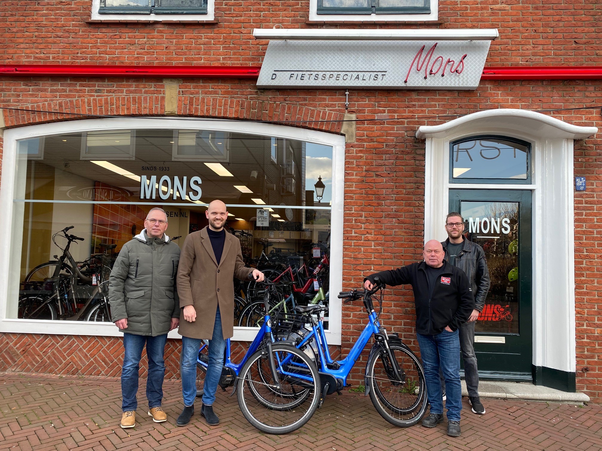 (v.l.n.r.): Fred Seker (Raadslid en initiatiefnemer Kinderfietsenplan), Wethouder Wouter Struijk, Peter Manden (Mons Fietsen) en Mark Schutjens (Stichting Leergeld). 