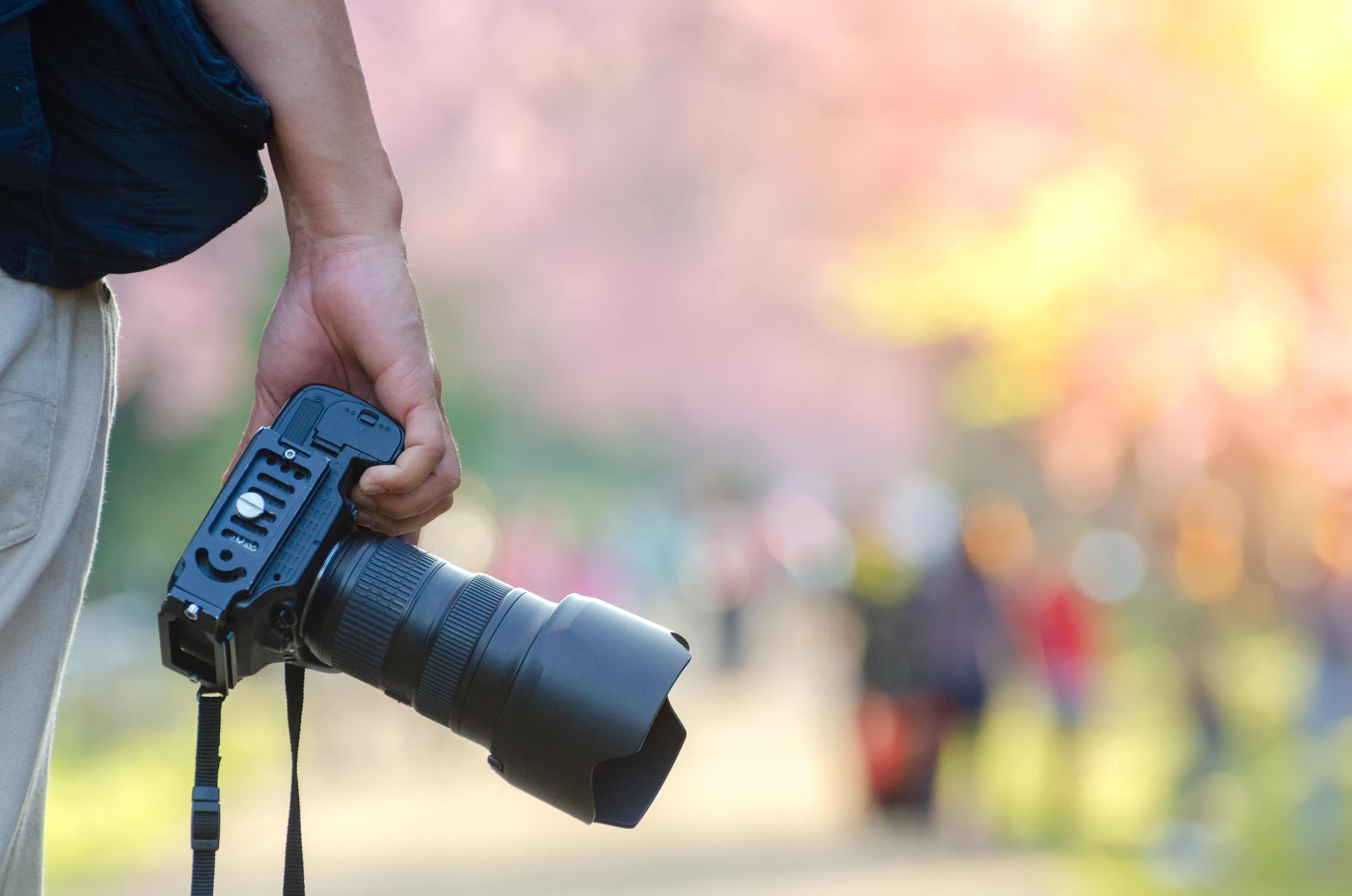 sfeerbeeld hand die camera vasthoudt