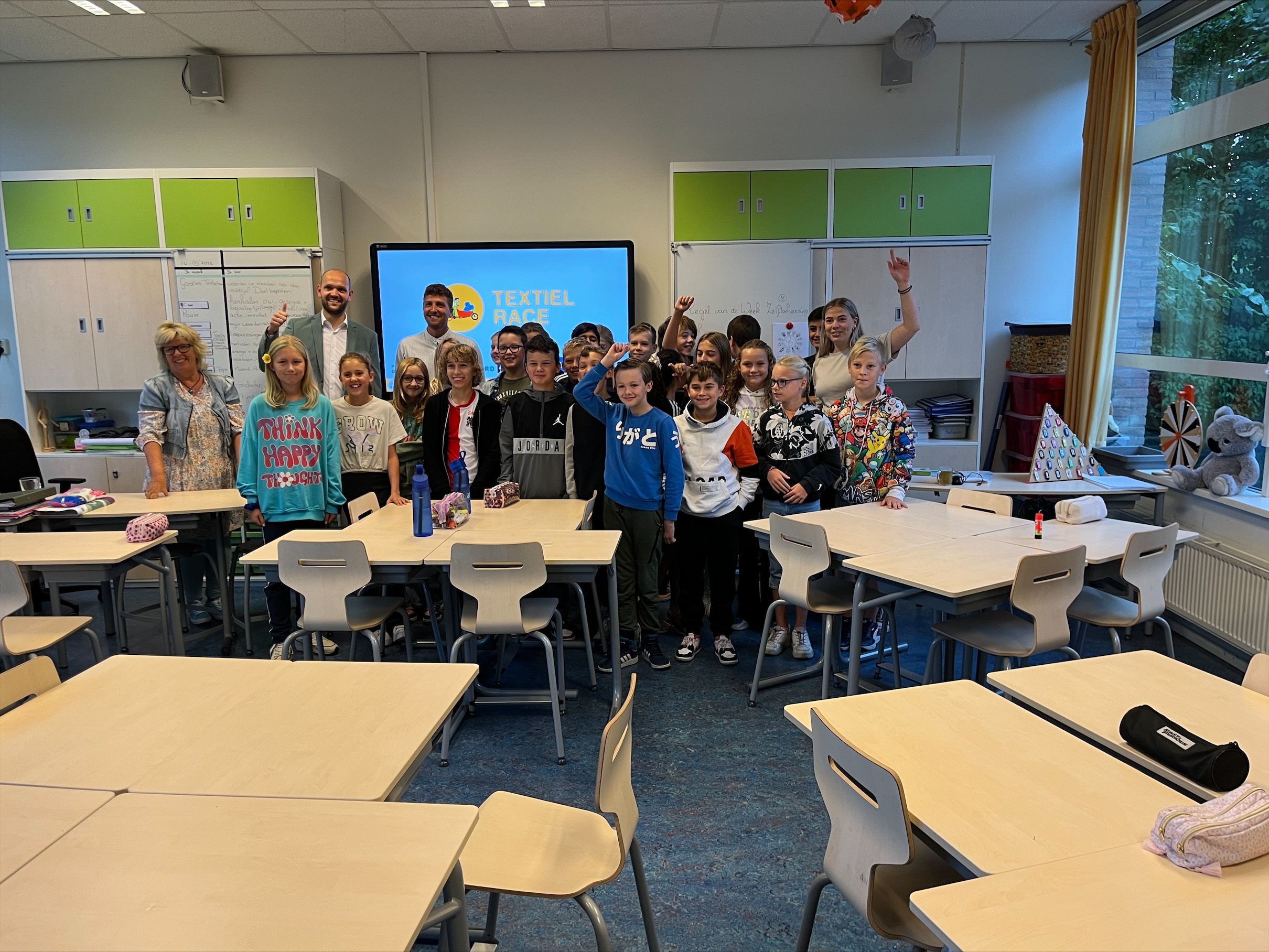 Foto wethouder Struijk met basisschoolleerlingen De Ravelinde 