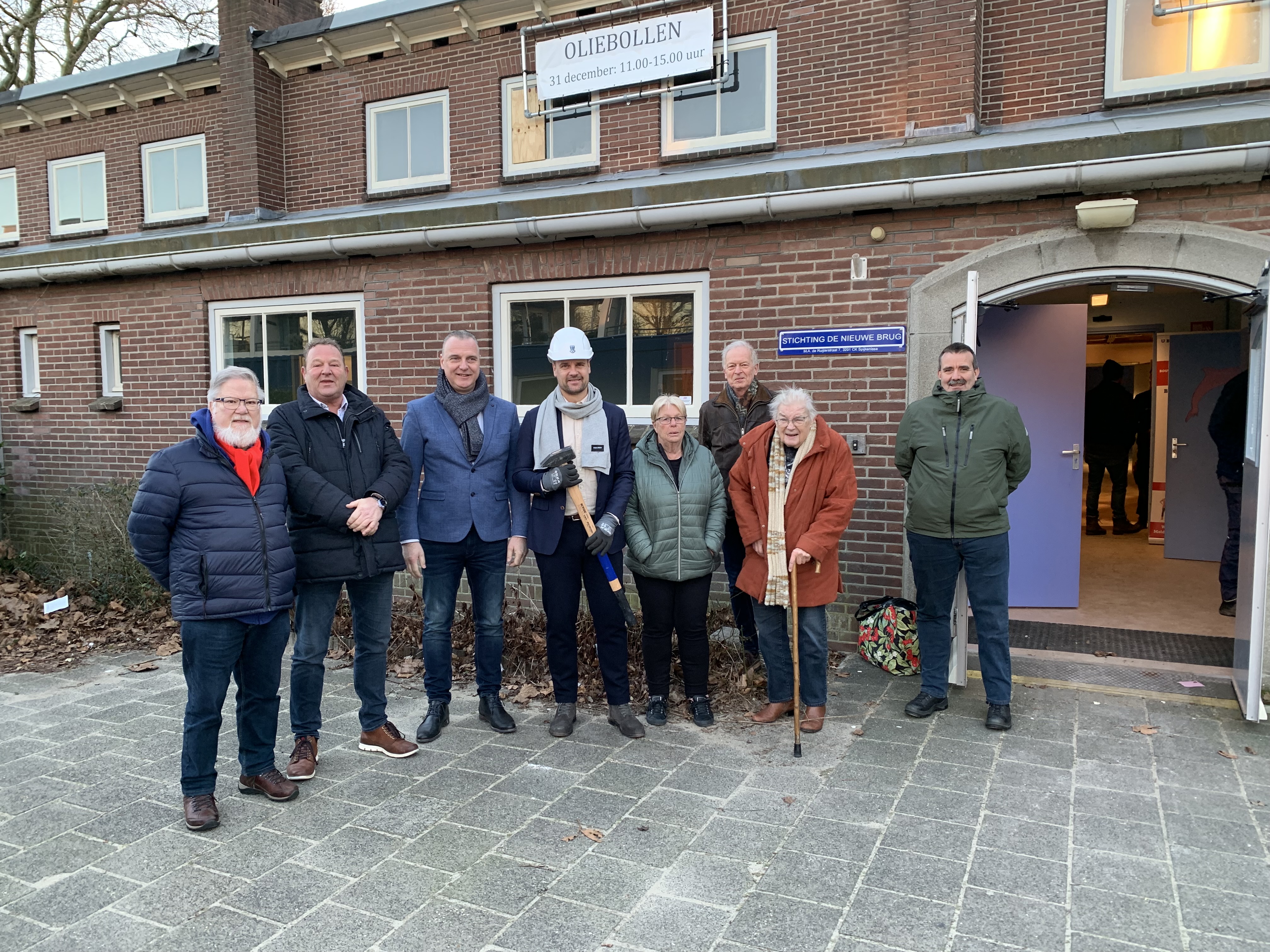 Foto van wethouder Hamerslag met een aantal gebruikers van het pand 