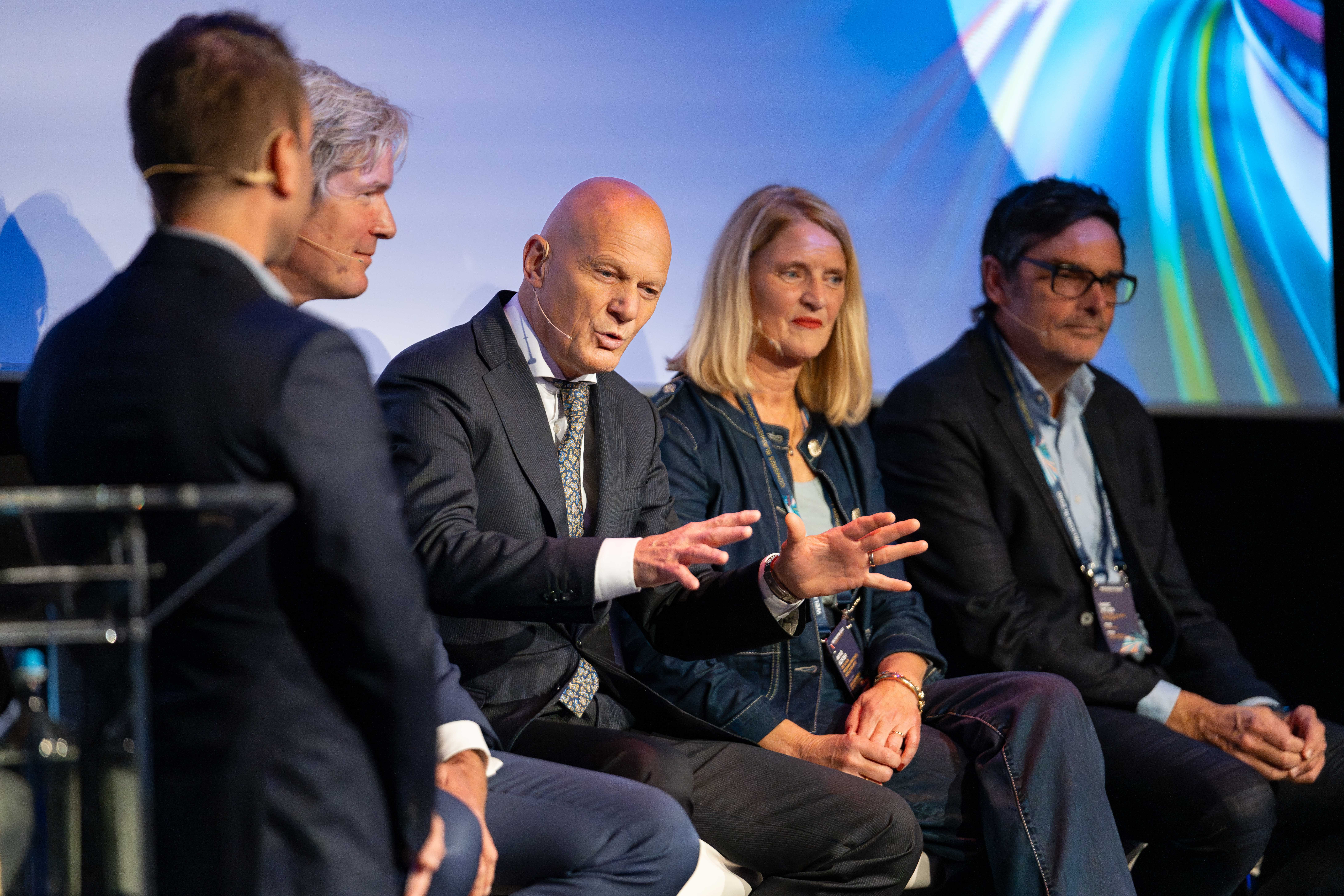 Bart Nolles (dagvoorzitter), Foort van Oosten (burgemeester Nissewaard), Bert Wijbenga  (burgemeester Vlaardingen), Antje Koster (programmadirecteur social transitie bij Deltalinqs)  en Marc Meijer (directeur Techniek College Rotterdam)