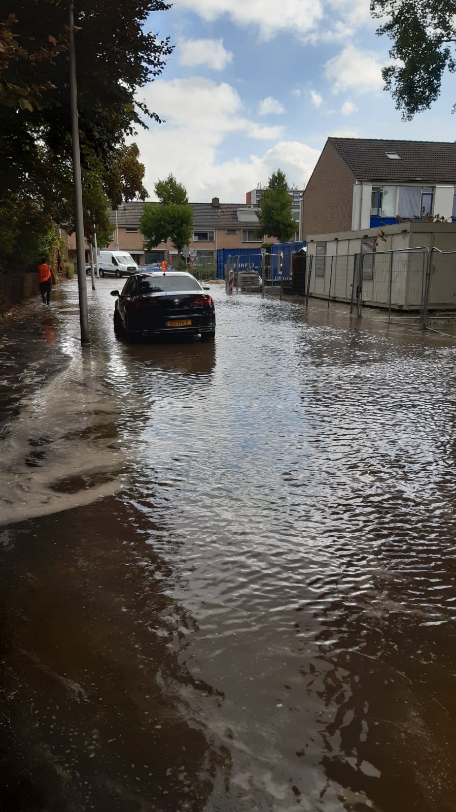 Straat in Sterrenkwartier onder water door gesprongen waterleiding 