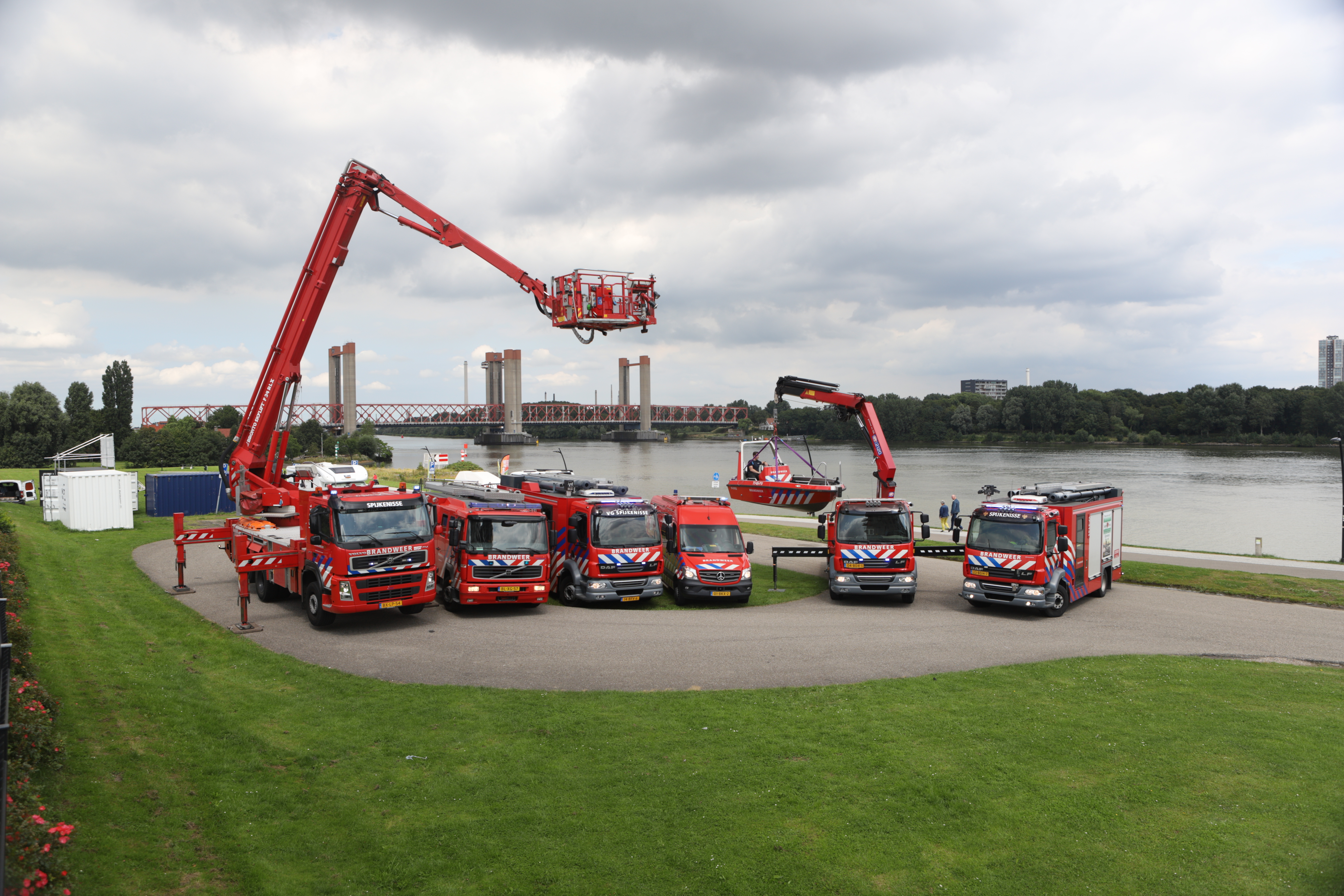 brandweerwagens op een rij langs het water