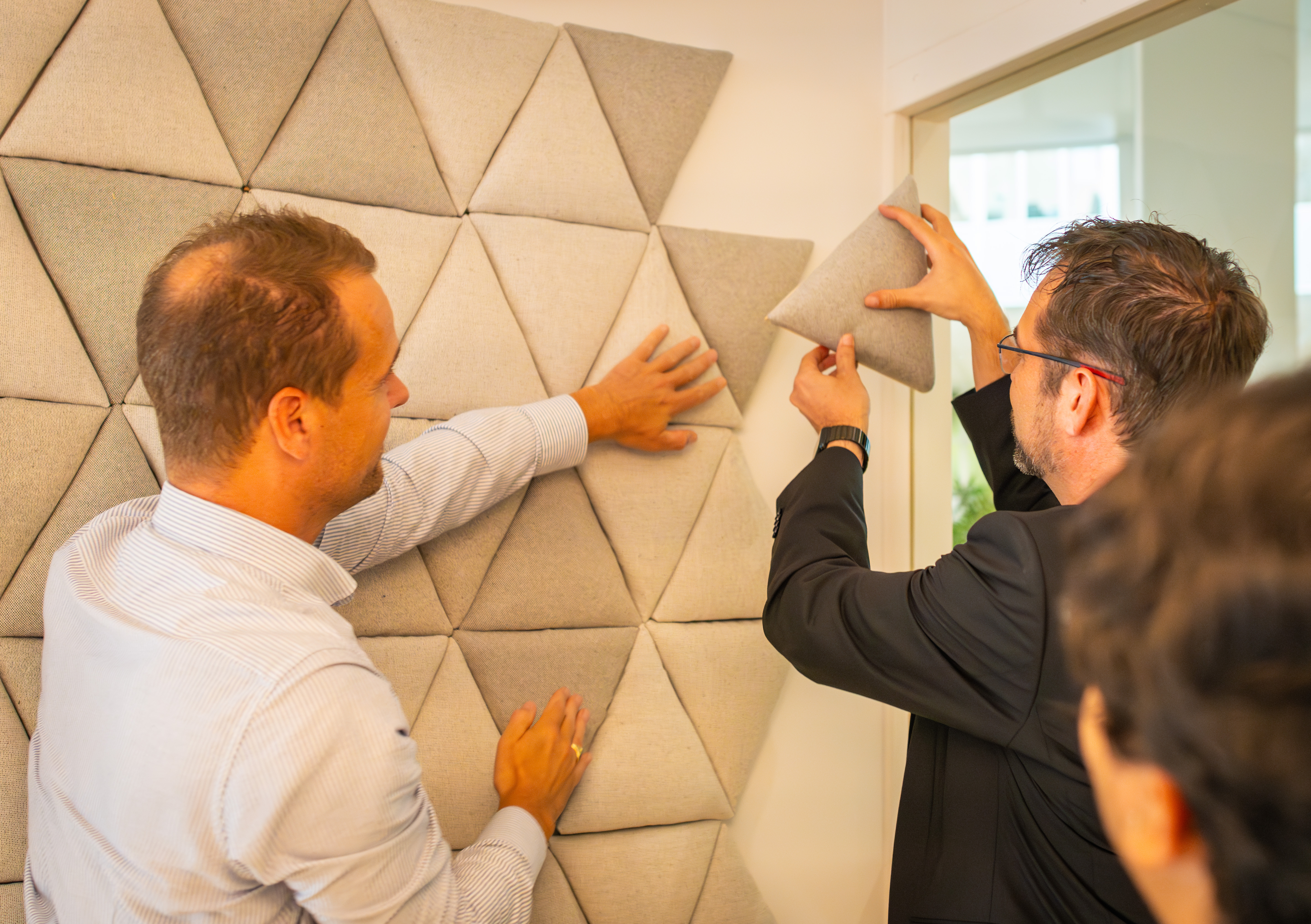 Wethouders Martijn Hamerslag en Chris Hottentot openen de wand met REform Gypxel tegels door zelf de laatste tegel te plaatsen. Foto: Foto-OK.nl