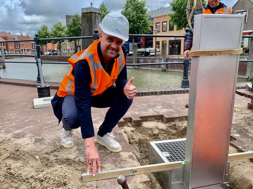 wethouder Martijn Hamerslag aanwezig bij de aanleg van het watertappunt aan de Oostkade in Spijkenisse