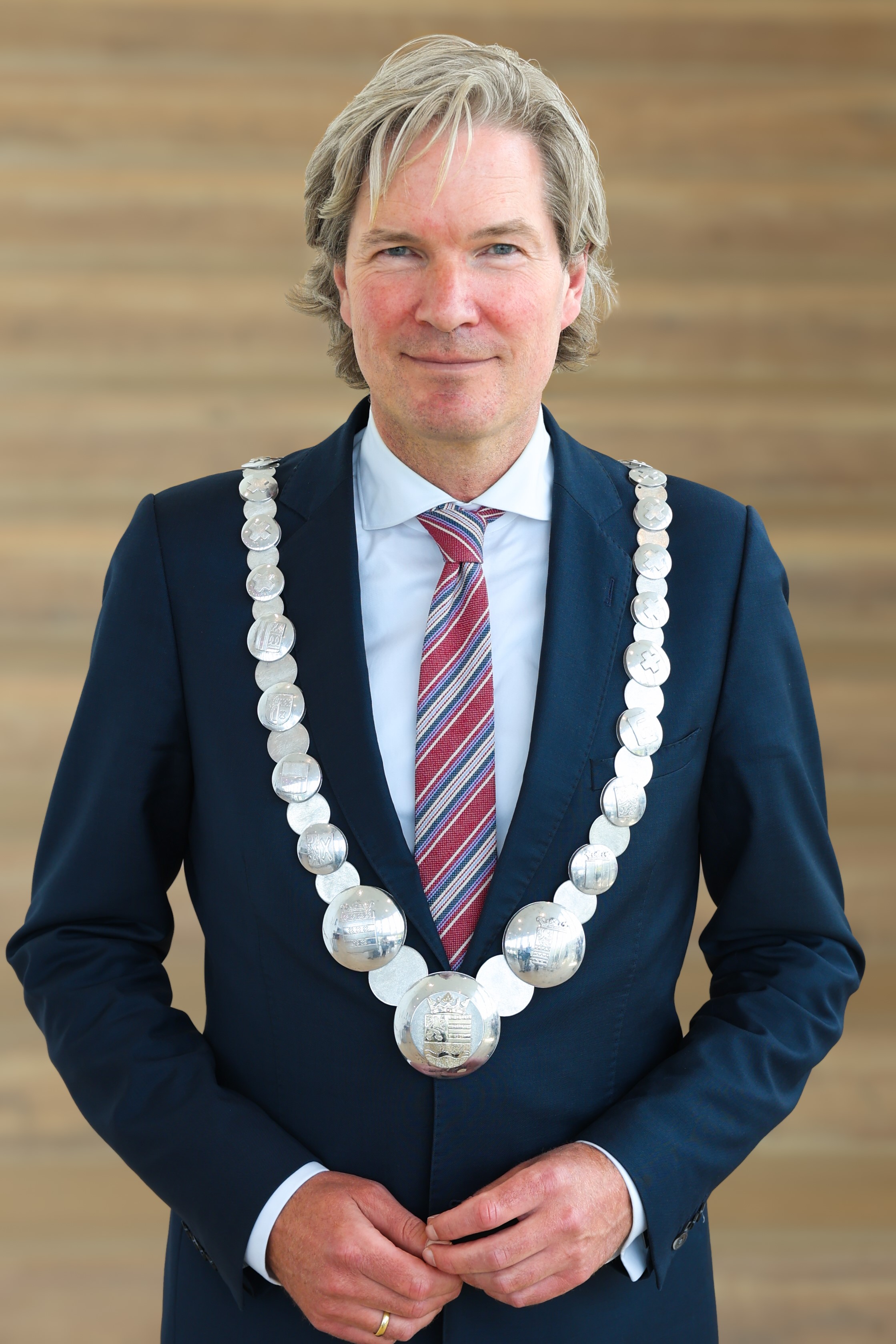 Portretfoto van burgemeester Foort van Oosten met ambtsketen