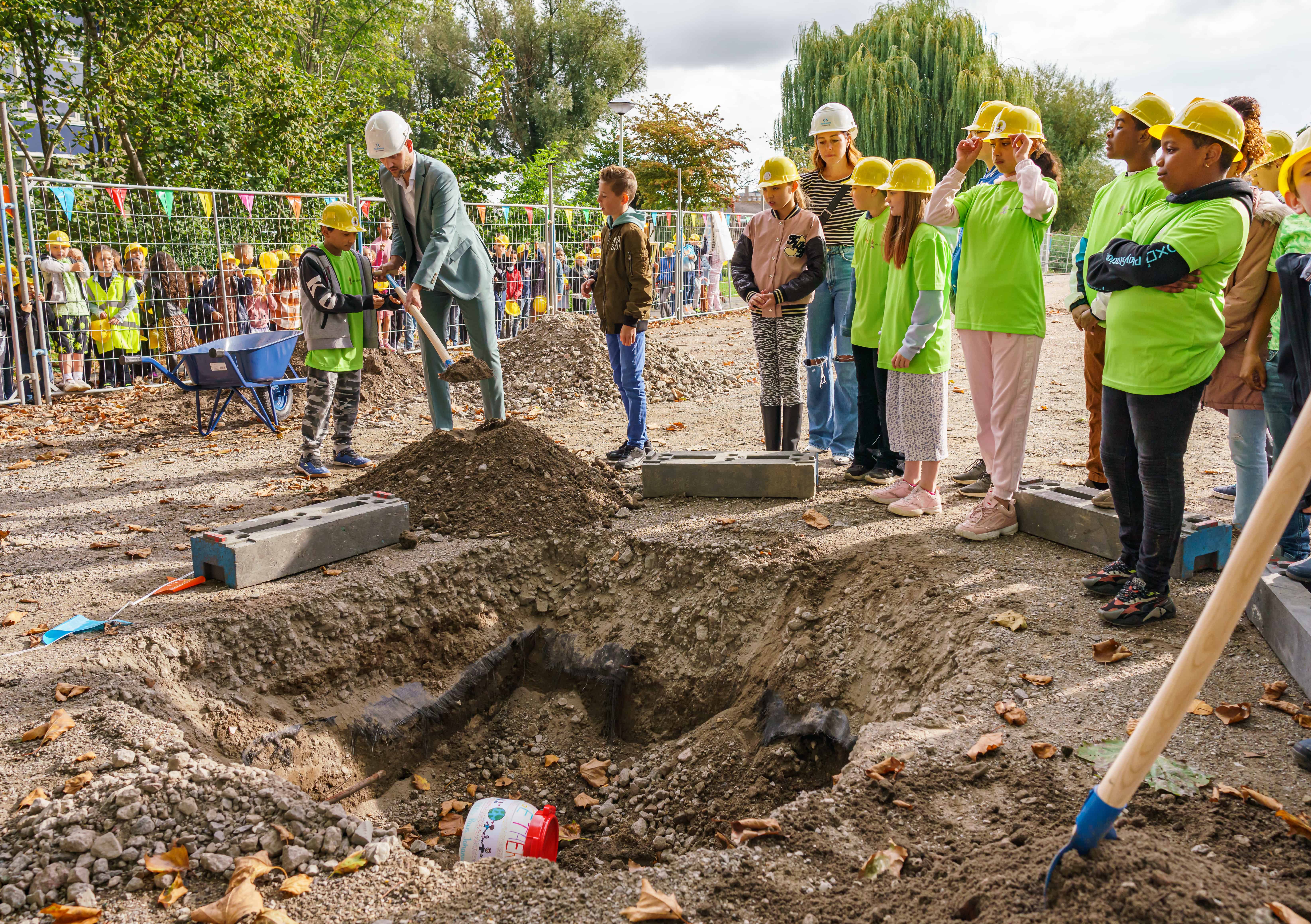 Wethouder Struijk en basisschoolleerlingen start bouw nieuwe school