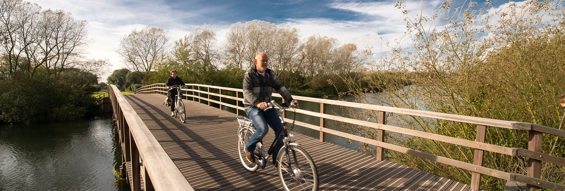 fietsers op brug