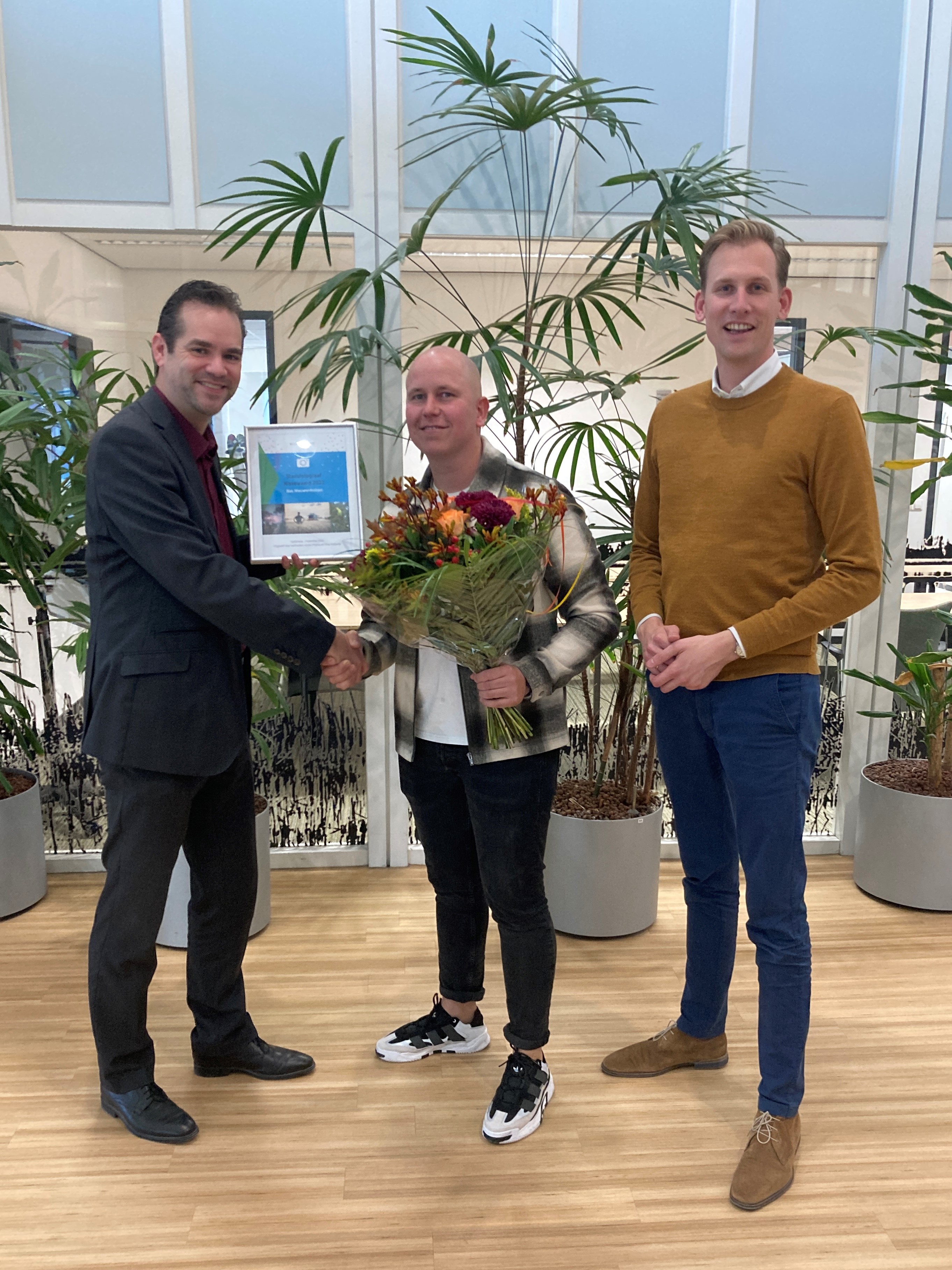 Wethouders Postma en Hottentot met nieuwe stadsfotograaf Bas Nieuwenhuizen