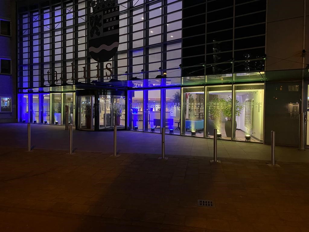 Foto gevel stadhuis met gele en blauwe verlichting