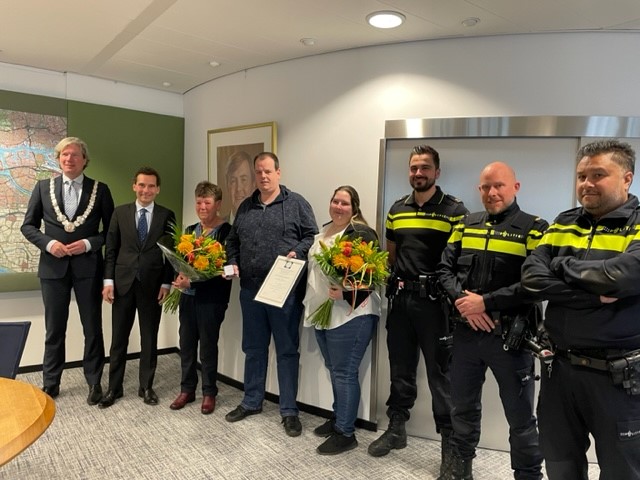 Op de foto van links naar rechts: Burgemeester Foort van Oosten, Jan de Bie Leuveling Tjeenk (bestuurslid van de maatschappij tot redding van drenkeling), Mevrouw Mulder (drenkeling), De heer Wegman (redder), Partner van de heer Wegman, Politie Nissewaard (Kenneth Roder, Boy Rijnders en Patrick Bastiaans).