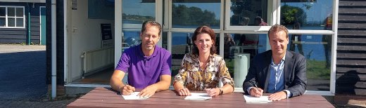 Foto: v.l.n.r. Frans van der Meer (Staatsbosbeheer), Karin Boeser (Stichting Fitnisse), Martijn Hamerslag (wethouder Toerisme en Recreatie)