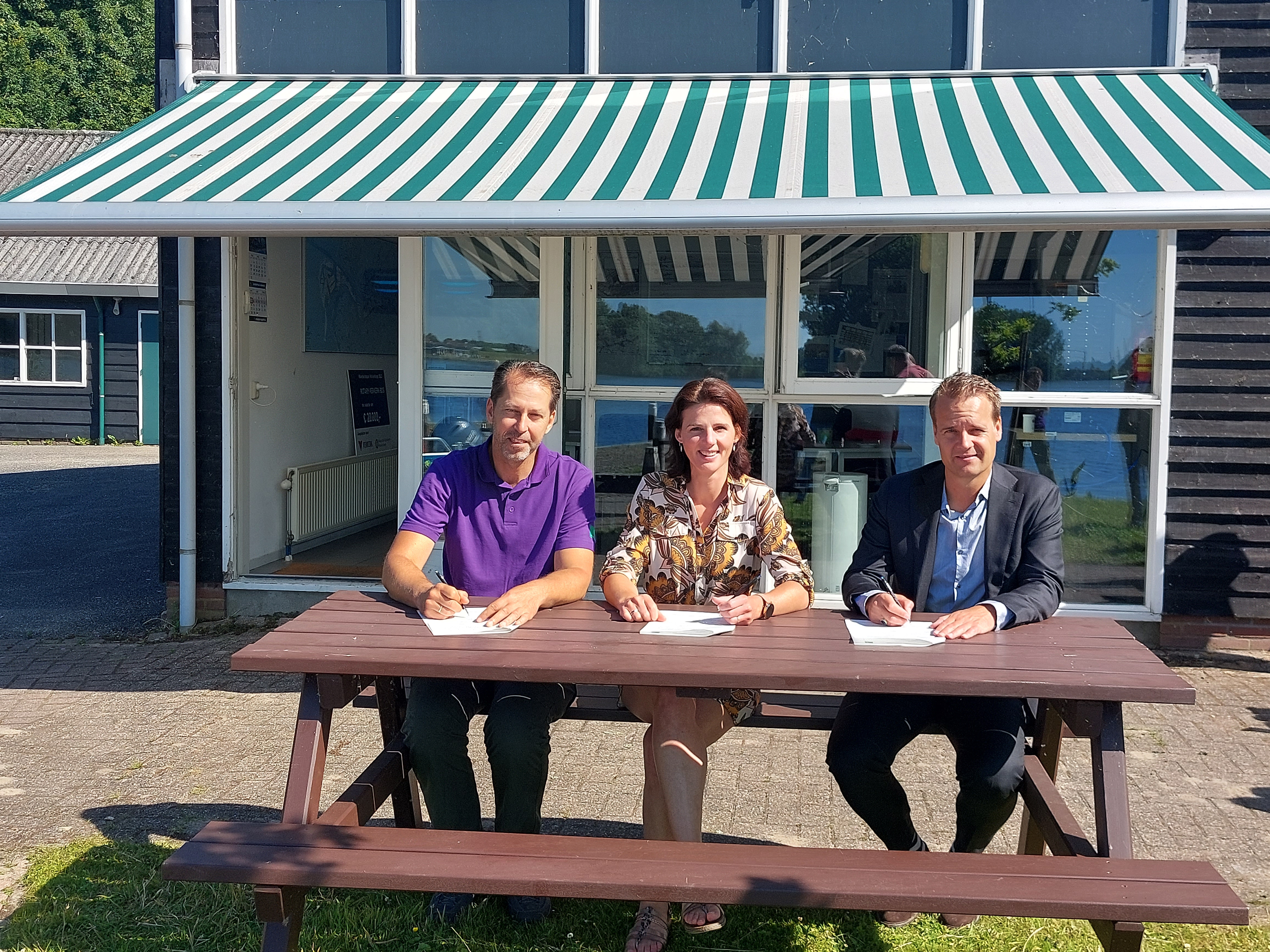 Foto: v.l.n.r. Frans van der Meer (Staatsbosbeheer), Karin Boeser (Stichting Fitnisse), Martijn Hamerslag (wethouder Toerisme en Recreatie)